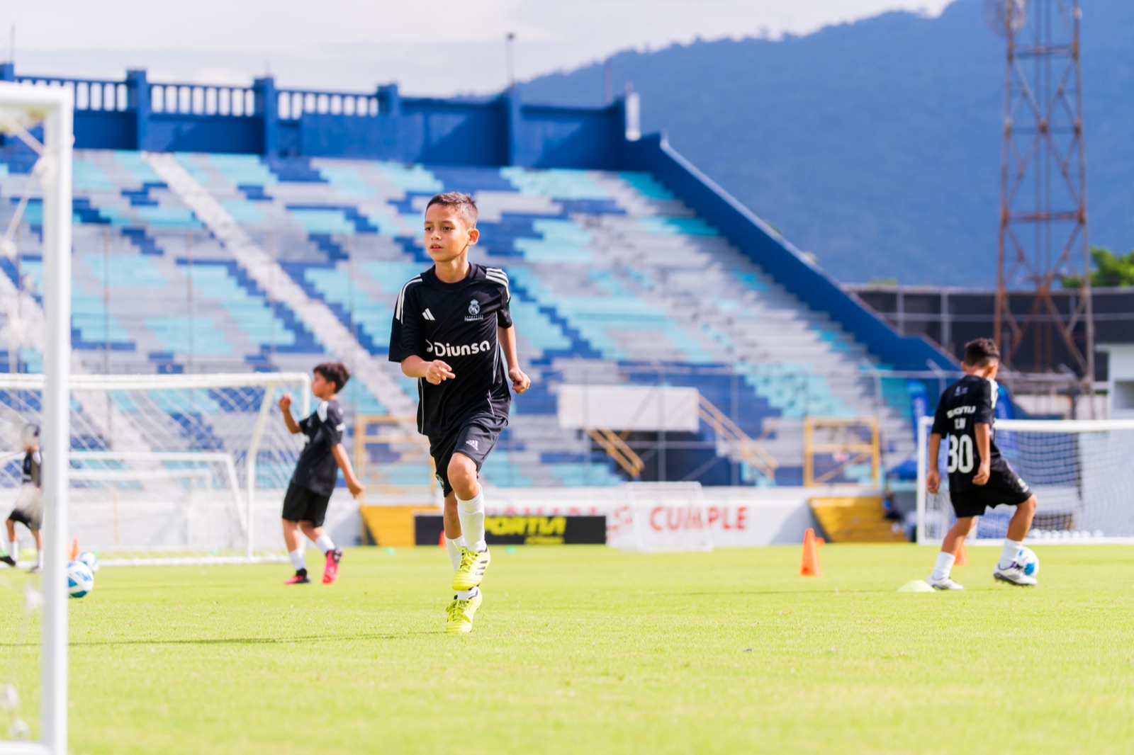 Entrenador con grupo de niños celebrando