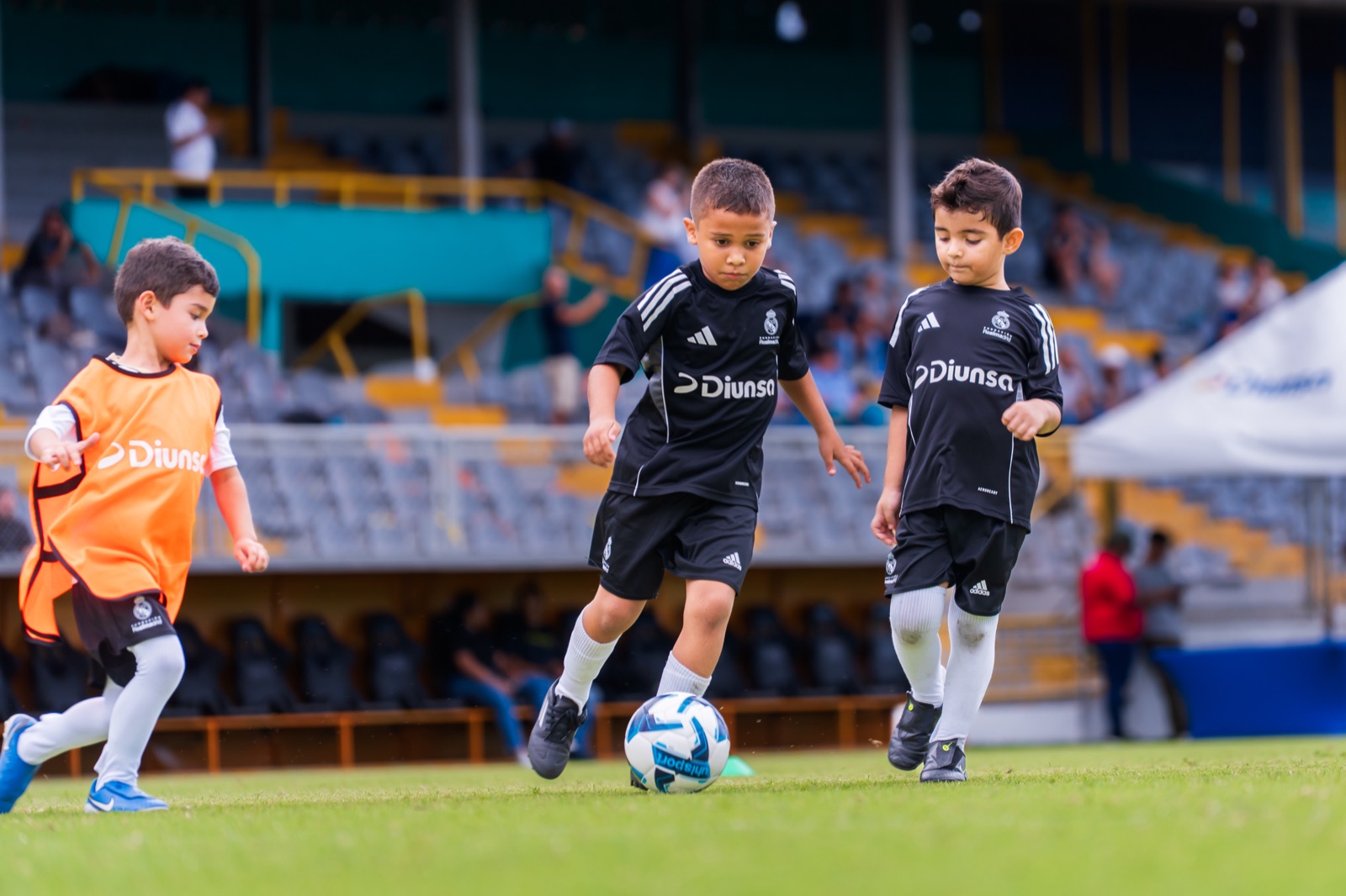Grupo de niños persiguiendo el balón