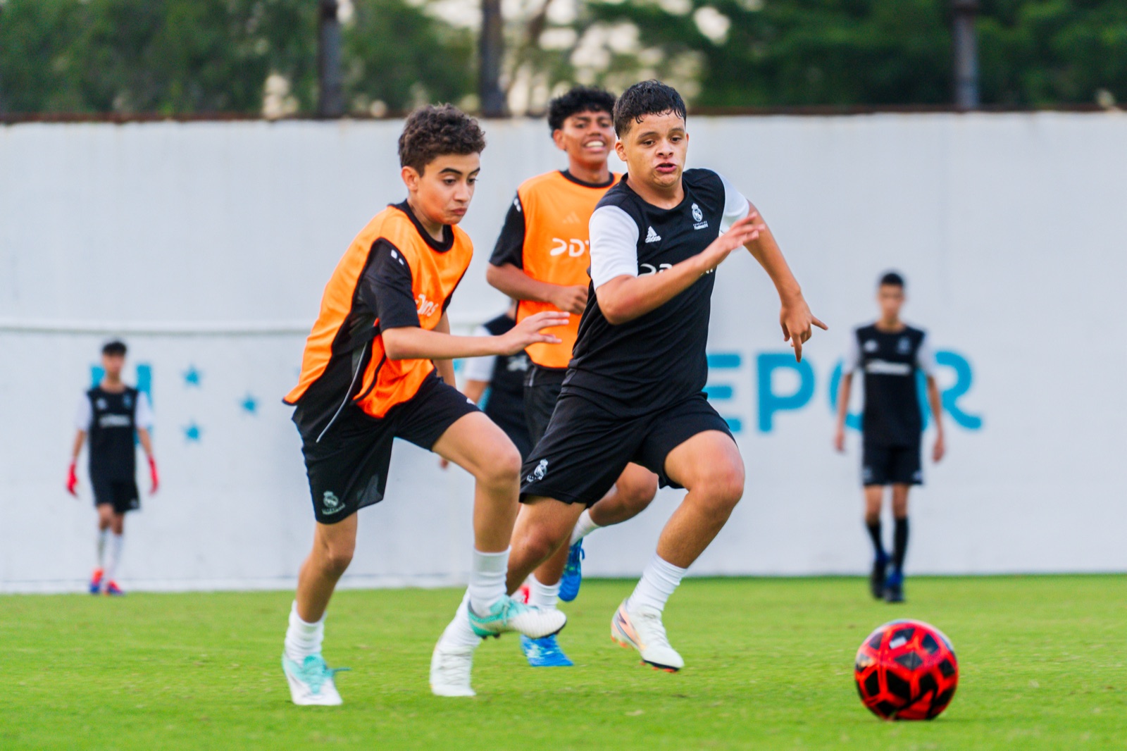 Adolescentes compitiendo en el campo
