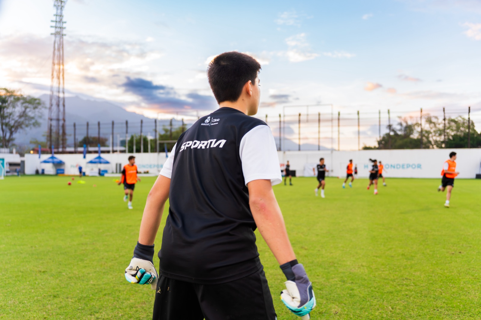 Portero mirando al campo al atardecer