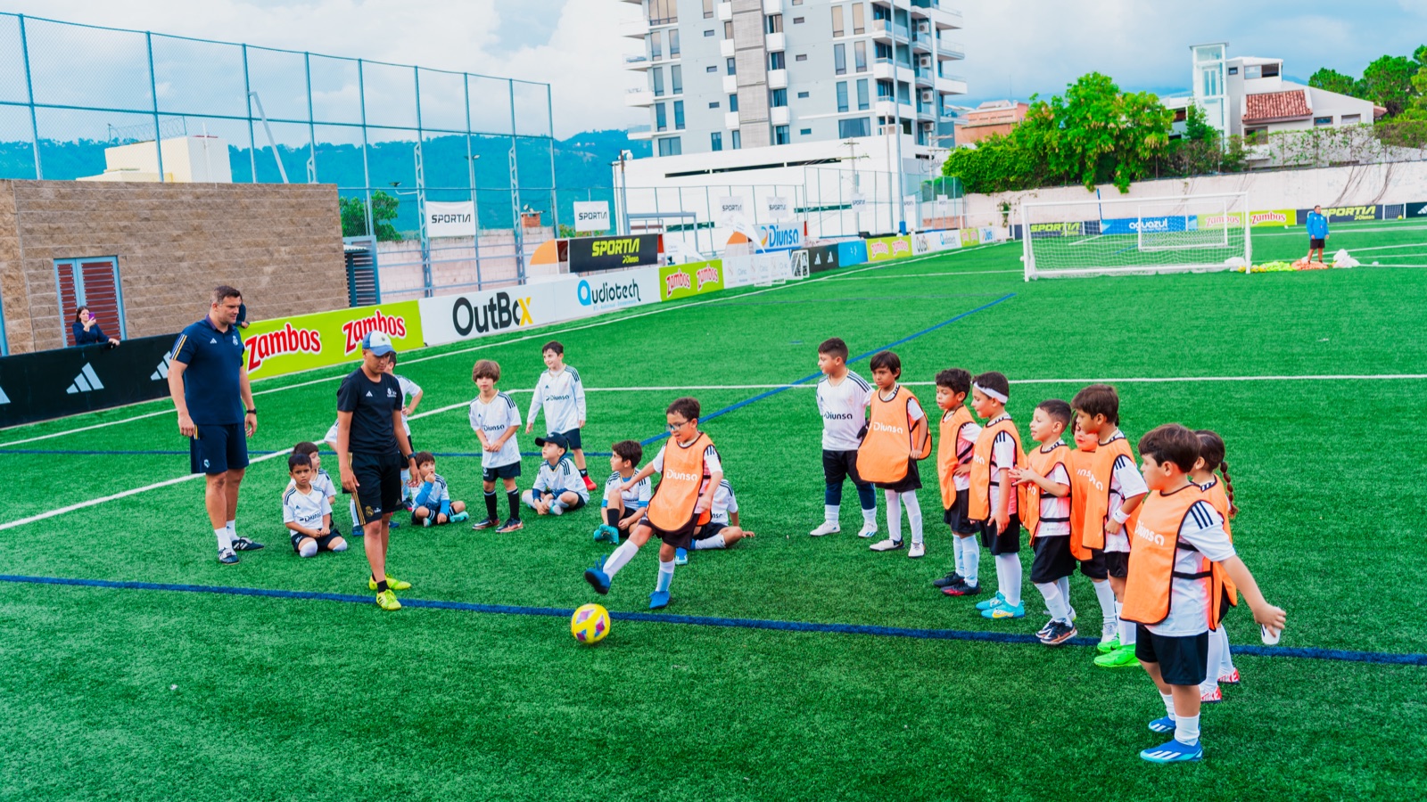 Entrenador con grupo de participantes